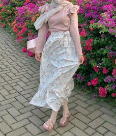 Stylish Outfits Casual, Rok Outfit, Dress Kebaya, Modesty Outfits, Capsule Wardrobe Outfits, Muslim Fashion Hijab Outfits, Style Hijab, Muslim Fashion Hijab