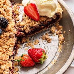 Mountain Berry Crumb Pie - Feeling Foodish Mixed Berry Crumble Pie, Berry Pie With Crumb Topping, Black Raspberry Pie, Fresh Berry Pie, Cinnamon Uses, Crumb Pie, Berry Oatmeal