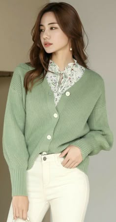 Green Cardigan Outfit, Green Outfits For Women, Korean Winter, Green Outfits, Outfit Korean, Green Cardigan, Korean Fashion Trends, Green Outfit, Feminine Outfit