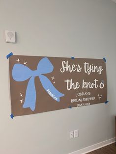 there is a sign on the wall that says she's tying the knot to