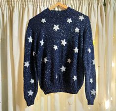 Hand knitted blue sweater inspired by the movie Coraline, made by my mom @creacionesnuditos on instagram! Made of blue and gray wool (50% wool, 50% acrylic fiber) and shiny silver lurex yarn, it has a total of 48 hand knitted stars sewn both in the front and the back, as well as on the sleeves. SIZE We have sizes XS, S, M, L and XL, which we restock around every two weeks. Please, make sure to take your own measurements right so you can pick the best size for you! The sweater in the photos is a Raglan Knitting Pattern, Coraline Sweater, Coraline Style, Coraline Costume, Star Sweater, Acrylic Fiber, Fantasias Halloween, Cozy Autumn, Style Aesthetic