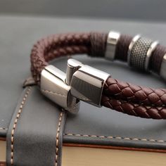 Ajoutez une touche d'originalité à votre tenue avec notre double bracelet en cuir véritable. Fabriqué en acier inoxydable et en PU de haute qualité, ce bracelet est durable et élégant. Il est parfait pour une utilisation quotidienne ou une sortie nocturne. Edgy Bracelets, Casual Bracelets, Bracelet Stone, Titanium Bracelet, Monk Strap Shoes, Men Bracelet, Fabric Shoes, Estilo Punk, Elegant Shoes