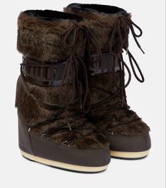 Moon Boots Fluffy, Brown Moon Boots Outfit, Fluffy Moon Boots, Brown Moon Boots, Snow Boots Aesthetic, Moon Boots Fur, Furr Boots, Fur Moon Boots, Alpine Fashion