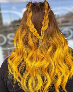 20 Yellow Hair Dye Ideas for a Spicy Hairstyle Toner For Yellow Hair, Yellow Hair Color Ideas, Yellow Hair Color, Hair Winter, Best Hair Stylist, Pulp Riot Hair Color, Trending Hair, Hair Messy