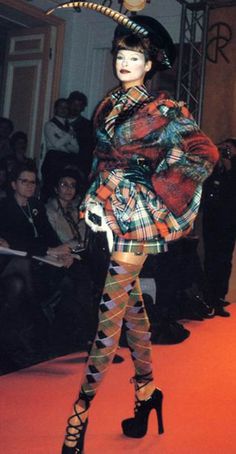 Vivienne Westwood Punk, English Fashion, Elisabeth Ii, Azzedine Alaia, Estilo Punk, Cat Walk