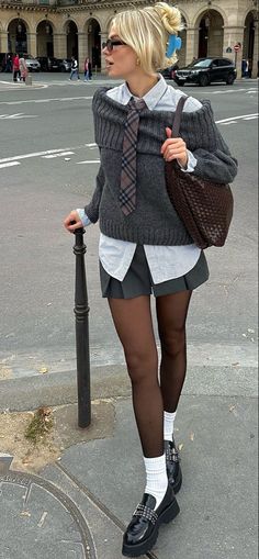 STREET STYLE 2024 FALL Estilo Indie, Paris Outfits, School Looks, Outfit Look, 가을 패션