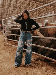 The Codie Wide Leg Jeans 100% Cotton Fit: Size Up One Length 34 inch with a Frayed Hem Traje Cowgirl, Punchy Outfits, Western Girl Outfits, Nfr Fashion