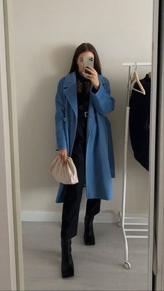 Abroad Fashion, Outfit London, Mode Ulzzang, Winter Fashion Outfits Casual, Everyday Fashion Outfits, Blue Coat, Fashionista Clothes, Easy Trendy Outfits