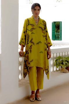 Buy Green Modal Satin Print Bandhani Round Neck Pattern Floral Embroidered Kaftan For Women by Aditi Somani Online at Aza Fashions. Archana Jaju, Hauz Khas, Stylish Kurtis Design, Pakistani Formal Dresses, Ikat Dress, Simple Kurta Designs, India Dress, Set Saree, Iranian Women Fashion