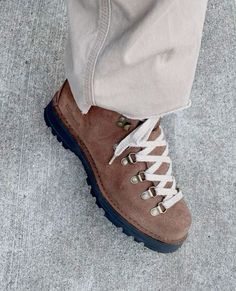 Styling Danner Boots, Danner Boots Outfit, Hicking Outfits Fall, Trendy Hiking Boots, Walking Outfits