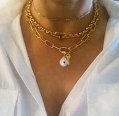 Elegant Chain Link Necklaces With Carabiner Clasp, Elegant Necklaces With Carabiner Clasp For Gift, Link Necklaces With Carabiner Clasp, Gold Carabiner Necklace, Statement Necklace Outfit, Elegant Gold-plated Chunky Chain Charm Necklace, Chunky Gold Necklaces, Necklace Outfit, Gold Locket Necklace