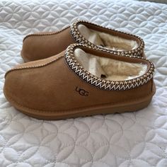 Brand New Ugg Slippers Never Worn Smoke-Free House Comes In Its Original Box Cute Uggs, Pretty Sneakers, Shoes For School, Ugg Tasman Slippers, Dr Shoes, Trendy Shoes Sneakers, Preppy Shoes, Pretty Shoes Sneakers, Shoes Ugg