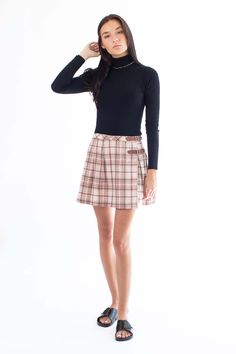 Brown Plaid Buckle Mini Skirt Sweater Bodysuit, Black Ribbed Sweater, Mini Skirt Outfit, Outfit Vintage, Miniskirt Outfits, Skirt Outfit, Brown Plaid, Black Rib, Ribbed Sweater