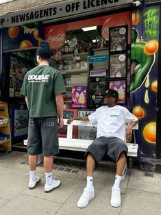 Green Tshirt Outfit Men, Boxy Shirt Outfit Men, Green T Shirt Outfit, Boxy Shirt Outfit, Green Shirt Outfit Men, Green Tshirt Outfit, White Tee Outfit, Streetwear Poses, Fashion Outfits Aesthetic