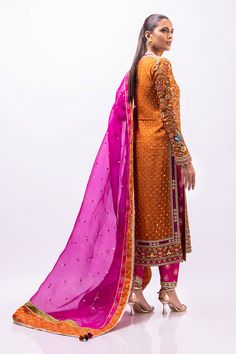 Marori Work, Heena Kochhar, Mom Dresses, Sania Maskatiya, Raw Silk Dress, Mehndi Outfit, Pink Brocade, Patiala Suit Designs, Bridal Mehndi Dresses