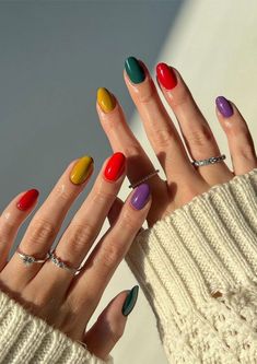 Express your individuality with fascinating brown nail ideas that capture the essence of the season. 3 Colored Nails, Red Multi Colored Nails, Two Different Colored Nails, Tonal Nails, Primary Color Nails, Jewel Tone Nails, Colorful Manicure, Nails And Rings