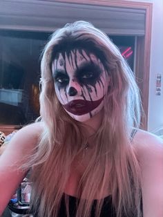 Easy Face Paint Costume Ideas, Face Paint Ideas Scary, Zombie Halloween Makeup Scary, Killer Clown Makeup Scary, Simple Scary Makeup, Face Paint Ideas For Teens, Halloween Face Paint Ideas For Women, Horror Clown Makeup, Clown Makeup Scary