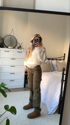 Brown Plover Outfit, Cargo And Uggs Outfit, Aritzia Ascendant Pant, Uggs And Cargos, Cargos With Uggs, Uggs And Cargo Pants, Cargo Pants And Uggs Outfit, Uggs With Cargo Pants, Cargo Pants Cold Weather Outfit