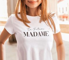 T-shirt mariée, Cadeau mariée, Cadeau EVJF, Future mariée, T-shirt personnalisé par MaheliaDesign sur Etsy Bride Personalized, Bridal Robe, Mens Cuts, Bride Gift, Bridal Robes, Pastel Blue, Choose The Right, Personalized T Shirts