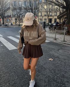 Golf Skirt Outfit Casual Street Styles, Casual Pleated Skirt Outfit, Sweatshirt And Skirt Outfit, Black Tennis Skirt Outfit, Brown Skirt Outfit, Tennis Dress Outfit, Skirt Outfit Fall, Black Tennis Skirt