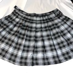 Cute High Waisted Pleated Skirt . Side Buttons And Zipper. Never Worn. Size 3x Forever 21 (Could Fit About Size 18-22 Depending On Body Shape) Skirts Plaid, Pink Ruffle Skirt, Blue Skater Skirt, Black Flare Skirt, Forever 21 Skirt, High Waisted Pleated Skirt, Womens Mini Skirts, White Mini Skirt, Polka Dot Skirt