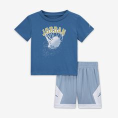 Little ballers-to-be can flaunt their hoop style in this coordinated 2-piece set, designed for movement. The jersey knit tee has a classic cut and the matching poly mesh shorts are breathable so kiddos don't overheat quickly while they play and the stretch waistband provides a comfy fit. 2 Piece Short Set, Mesh Shorts, Knit Tees, Comfy Fits, Shorts Set, Toddler Boys, Short Sets, Knit Jersey, 2 Piece