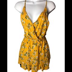 New With Tags Romper No Rips Or Stains Super Cute Yellow With Flowers. Clips In Front Size Xs Kylie Jumpsuit, Cargo Jumpsuit, White Lace Romper, Boho Romper, Red Boho, Cropped Jumpsuit, Kendall And Kylie, Lace Romper, Kendall Kylie