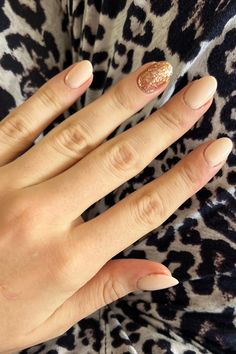 Simple yet sufisticated!! White and glitter and nude colors are the best for summer nail trends. nail inspiration | Pink nails | Nail Design | Nail inspo Nail Inspiration Pink, Nails Inspiration Pink, Design Nail, Nail Inspiration, Summer Nail, Nude Color, Nails Nail