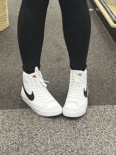 Leggings And Nike Blazers, Vuse Alto Aesthetic, Nike Jordan Mujer, Zapatillas Aesthetic, Tenis Aesthetic, Nike 77, Blazer Mid 77 Outfit, Nike Blazer Outfit, Nike Blazers