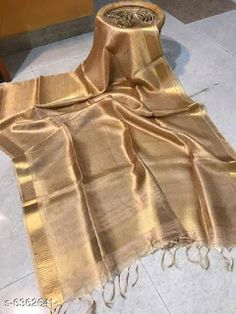 Gold Tissue Saree, Gold Silk Saree, Basic Blouse Designs, Fashion Sketches Men, Red Flower Girl Dresses, Saree Organza, Saree Chiffon, Khadi Cotton Saree, Floral Print Sarees