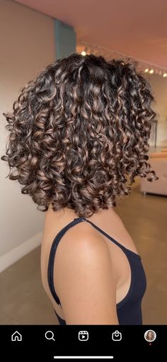 Curly Hair Color 2023 Trends, Fine 3b Curly Haircut, Short Curly Haircuts With Highlights, Curly 3a Haircut, 3a3b Curly Hair, Medium Length Curly Brown Hair With Highlights, Curly Hair Trends 2023, Short Brown Curly Hair With Highlights, Chocolate Highlights On Dark Hair Curly