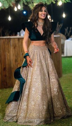 Dresses Lehenga, Velvet Blouse Design, Lehenga Choli For Wedding, Choli For Wedding, डिजाइनर कपड़े, Korean Man, Sangeet Outfit, Crop Top Lehenga, Shadi Dresses