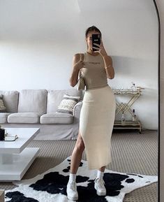 Midi Outfits, Nude Skirt, Nude Outfits, Long Dress Casual, Look Chic, Classy Outfits, Fashion Inspo Outfits