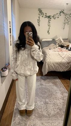 Camo Hoodie Hollister, Hollister Camo Hoodie, Camo Pants Outfit Ideas, Cute Winter Outfits 2024, Hollister Outfits Aesthetic, Ugh Outfit Ideas, Brandy Melville Outfits Winter, Ugh Outfit, Cute Comfy School Outfits