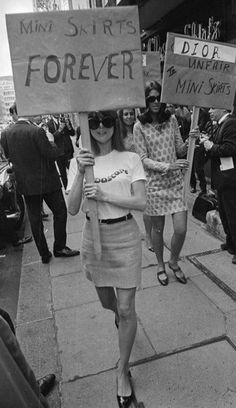 Miniskirt protest in London, mid 1960s Stile Pin Up, 60s Aesthetic, Mary Quant, Dior Forever, Swinging Sixties, Skirt Denim, Jane Birkin, 1960s Fashion, Jolie Photo