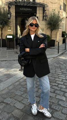 Elevate your city style with this elegant and casual outfit inspiration! A black oversized blazer paired with straight-leg denim and white Sambas, complemented by a Bottega Veneta bag, creates the perfect look for urban sophistication. Effortlessly stylish and perfect for any city outing. Pin now for your next fashion inspiration! #CityChic #ElegantOutfit #CasualStyle #WomensFashion #FashionInspo Looks Adidas, 00s Mode, Adidas Samba Outfit, Samba Outfit, Looks Pinterest, Fest Outfits, Corporate Outfits, Work Fits