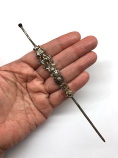 This is an antique silver hair pin - over 100 years old, from Qing Dynasty, A.D.1644-1912. This is a really valuable and collectable item. According to the ancient Chinese design tradition, most hair pin designs have subtle blessings.  For this special hair pin, the design has the blessing connotation of one's husband career move to great height throughout his life time. In ancient China, men liked to gift the hair pin to their loved ones as a show of affection. This is a very romantic and speci Qing Dynasty Hair, Chinese Jewelry Traditional, Touchstarved Game, Chinese Hair Pin, Chinese Hairpin, Chinese Aesthetic, Mini Copper, Silver Hair Pin, Chinese Hair