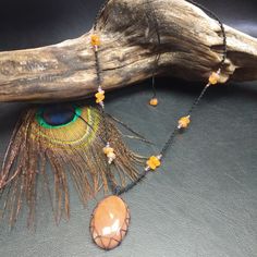 Ce Collier en Macramé est fait à la Main à Partir de Fil Coton, de Perles de Pierre Gemme. Au Centre se Trouve Un Beau Cabochon de Aventurine Orange Sertie dans du Macramé et Réhaussé Sur le Cordon de Perles de Cornaline, d'Améthyste. Ce Collier est Réglable et Vous Pourrez Donc Ajuster Sa Longueur Selon Vos Envie Classique Ou Sautoir. - Couleur du Fil: Gris Noire -Longueur du Collier Ajustable: de 25 cm à 36 cm -Pierres:  Cornaline, d'Améthyste et Aventurine Orange  -Forme de La Pierre Principa Adjustable Aventurine Jewelry With Natural Stones, Amber Beaded Necklace For Meditation, Adjustable Wire Wrapped Carnelian Necklace, Adjustable Orange Artisan Necklace, Artisan Orange Adjustable Necklace, Artisan Adjustable Orange Necklace, Artisan Adjustable Wire Wrapped Beaded Necklace, Adjustable Amber Beaded Necklace, Adjustable Aventurine Jewelry With Gemstone Beads