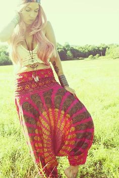 I'd like this better if the pants didn't hang down so low beneath the crotch... Pants Romper, Moda Hippie, Ethno Style, Estilo Hippy, Estilo Hippie, Mode Boho, Hippie Girl, Mandala Print