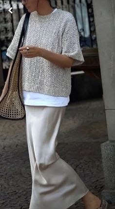 Jenna Lyons Style, Cream Outfits, Minimalist Moda, Minimalist Fashion Women, Elegant Outfit Classy, Maxi Outfits, Effortlessly Chic Outfits, Easy Trendy Outfits, Satin Skirt