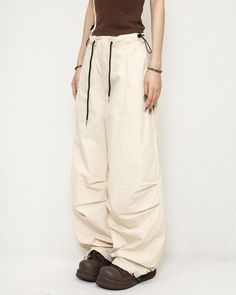 Wide cargo pants with a baggy silhouette and a trendy feel.

The material is suitable for all seasons and is sure to be popular.

The overall silhouette is easy to decide, and the long length makes it look stylish.
◾️Model
Height/Weight：160cm(62.9in)/44kg(97.lb)
Fitting Size：S



Size (cm)
Length
Waist
Hip


XS
98
76
116


S
100
80
120


M
102
84
124


L
104
88
128


XL
106
92
132 Wide Cargo Pants, Cargo Hose, Summer Pants Women, Cargo Pants Women, Look Stylish, Height And Weight, Long Length, Skirt Pants, Model Height