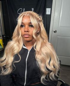 Hair Bow Style Black Women, Blonde Hair Hairstyles Black Women, Fish Braid Hairstyles Wig, Honey Blonde Wig Styles, Wig Install With Bow, Blonde Wig With Crimps, Ash Blonde Wig Hairstyles, Styles For Wigs Black Women, Honey Blonde Wig Hairstyles