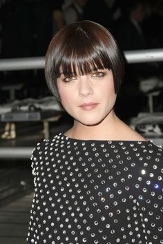 Selma Spirit Chanel Salma Blair, Hoodie Hairstyles, Box Bob, Celebrity Bobs, Beatnik Style, Hair Front, Short Bob Styles, Bob Cuts, Stylish Short Hair