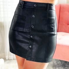 Size 6 Fall Black Mini Skirt With Button Closure, Fitted H&m Skirt For Fall, H&m Fitted Skirt For Fall, Chic Black H&m Skirt, Chic H&m Mini Skirt For Fall, H&m Fall Lined Mini Skirt, H&m Lined Mini Skirt For Fall, H&m Fall Skirt, Trendy Fitted H&m Skirt