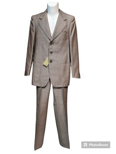 Vintage men's suit from the early 1970s, brown beige harringbone tweed, jacket with three buttons and pure wool flared trousers. Mabro brand Made in Italy New with tag Size 46 drop 6 measures: jacket: shoulders 42 cm from armpit to armpit 48 cm sleeve length 62 cm length 74 cm trousers: waist 41 cm, length 99 cm extendable Our garments are all original vintage items from the 70s/80s/90s, new with tags except where specified, however they may show natural signs caused by time. if they are signifi Tailored Brown Suits With Pockets, Brown Tailored Suits With Pockets, Brown Flat Front Suits For Winter, Brown Flat Front Suit For Fall, Brown Flat Front Suits For Fall, Brown Wool Flat Front Suit, Brown Wool Suits With Pockets, Brown Single-breasted Tweed Suit, Brown Single-breasted Wool Three-piece Suit