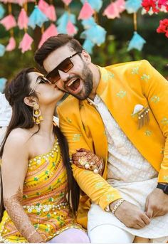 Love Poses Couple, Holud Outfit, Haldi Pic, Mehandi Poses, Lehenga Shoot, Mehandi Photo, Haldi Pics, Couple Wedding Poses, Haldi Couple