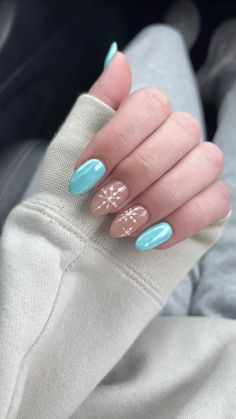 Blue chrome & snowflakes Pink Chrome With Snowflakes, Light Blue Nails Snowflakes, Snow Flake On Nail, Winter Blue Snowflake Nails, Blue Winter Nails With Snowflakes, Simple Christmas Nail Designs Blue, Blue Chrome Snowflake Nails, Winter Star Nails