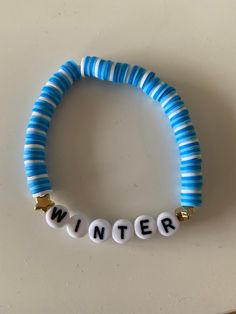 Winter Bracelets Clay Beads, Cute Clay Bead Bracelet Ideas Winter, Winter Clay Bead Bracelet Ideas, Christmas Jewelry Diy Bracelets, Winter Beaded Bracelets, Clay Beads Idea, Christmas Bracelets Ideas, Winter Clay Bead Bracelets, Winter Bracelet Ideas