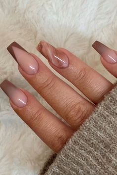 One of the easiest and cheapest ways to welcome the new Fall season is to do a fresh Fall nail colors 2021. As long as you swipe your favorite nail color, you have successfully transitioned to the next big nail trend. And you can also update your image. So, what is the best nail polish color in the fall of 2021? Rebecca Isa said that several hot colors are emerging from the deep pink on short nails, to the inspiration of rainbow colors, the ombré nail art. And the rich, Ongles Beiges, Brown Acrylic Nails, Fall Acrylic Nails, Nail Swag, Fall Nail Colors, Fall Nail, Classy Nails