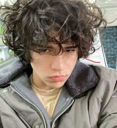 Curly Hair Styles Mens Short, Short Curly Gender Neutral Hair, Guy Hair Color Ideas, Curly Male Hairstyles, Y2k Hairstyles Men, Curly Hair Guys, Y2k Boys, Male Faceclaims